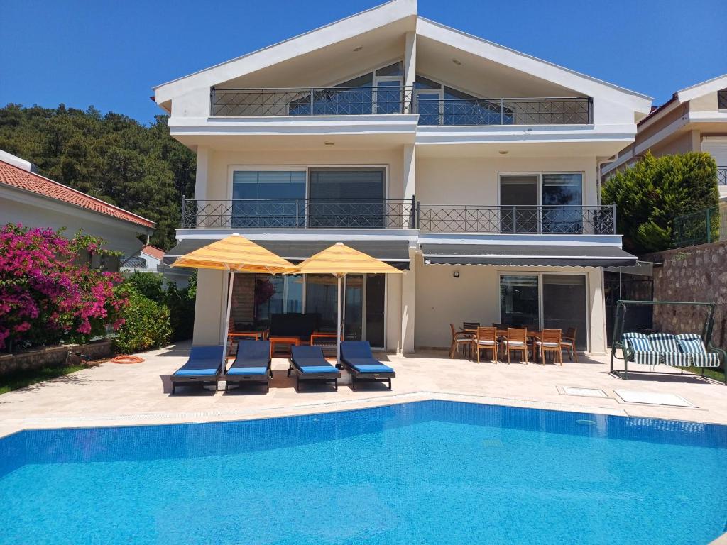 Swimmingpoolen hos eller tæt på Villa Sunrise