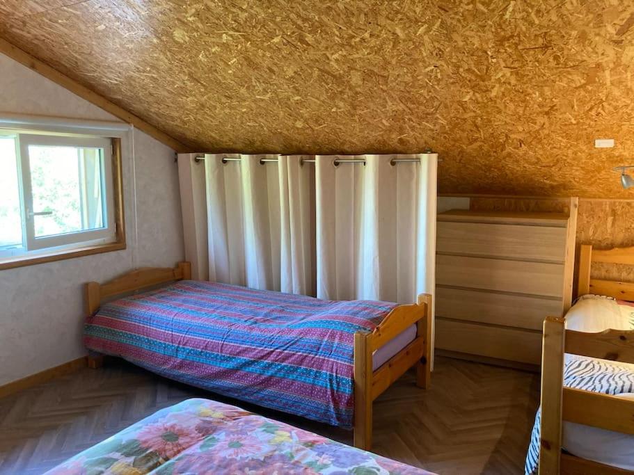 Postel nebo postele na pokoji v ubytování Le gîtânes de la grotte au lion