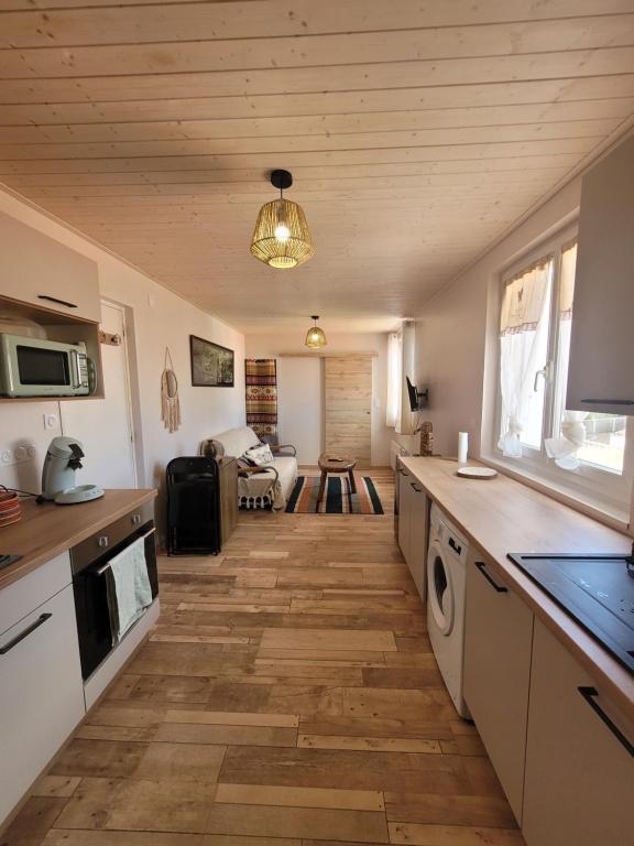 un salon avec une cuisine et un salon avec une table dans l'établissement La cabanista, à Notre-Dame-de-Monts