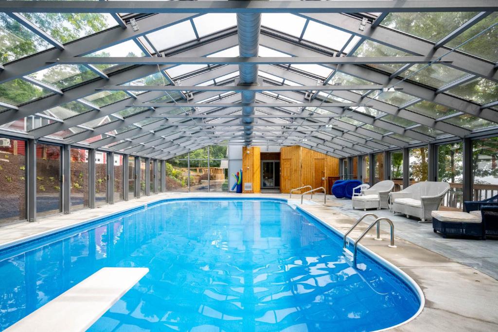 Lake house w/ indr pool and jacuzzi - Huis Met Zes Slaapkamers