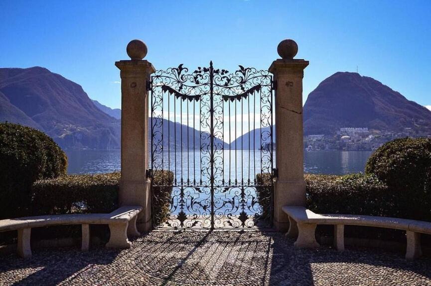 una puerta con vistas a un cuerpo de agua en Camera Massagno, en Lugano