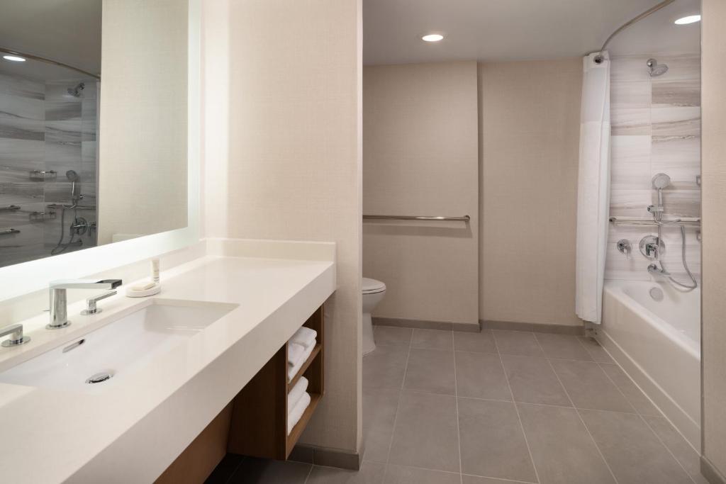 Marriott Long Beach Downtown - King Room With Tub - Mobility/Hearing Accessible