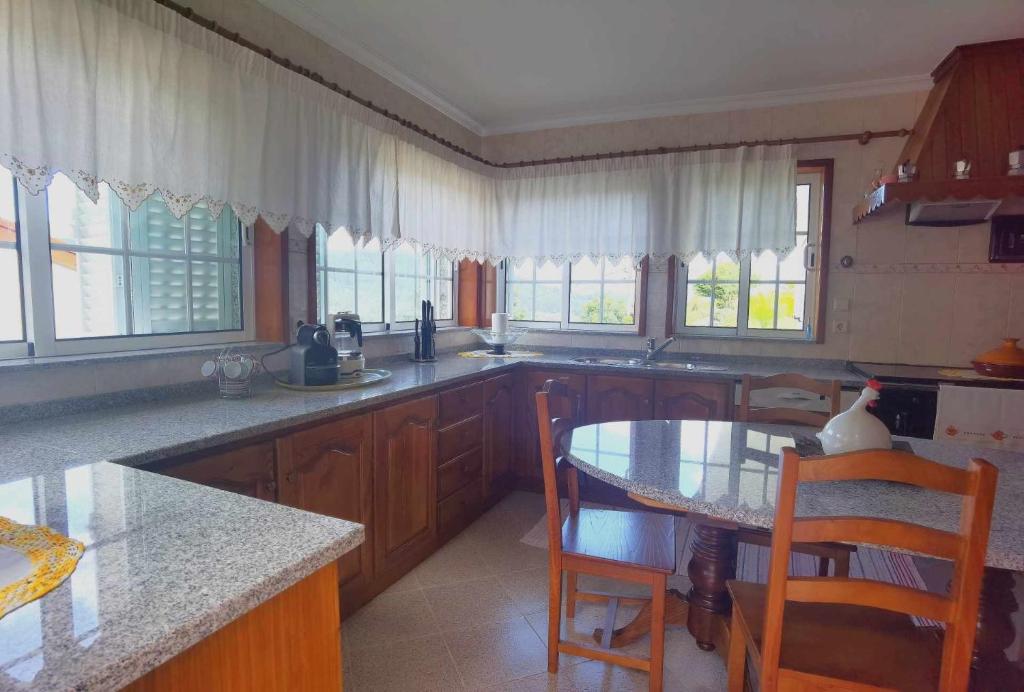 Kuchyň nebo kuchyňský kout v ubytování Casa dos Encantos