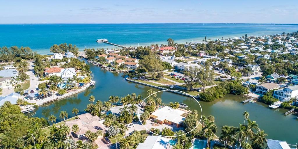 een luchtzicht op een resort naast het water bij Island Sea-Cret in Anna Maria