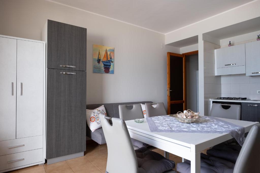 A kitchen or kitchenette at Apple house
