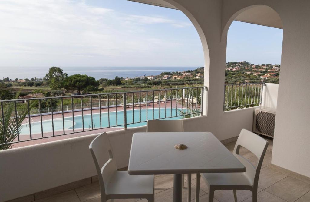 LUZIA AGRIRESORT - Piscina Panoramica e vista Mare a Capo Vaticano
