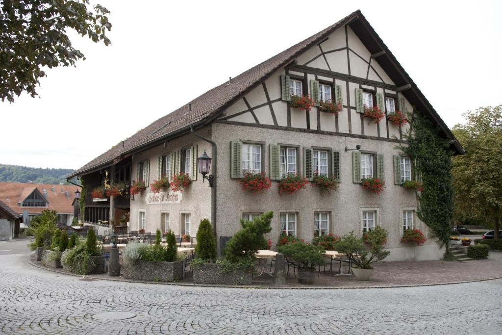 un edificio con plantas a su lado en Hotel Gasthaus Hirschen, en Baden