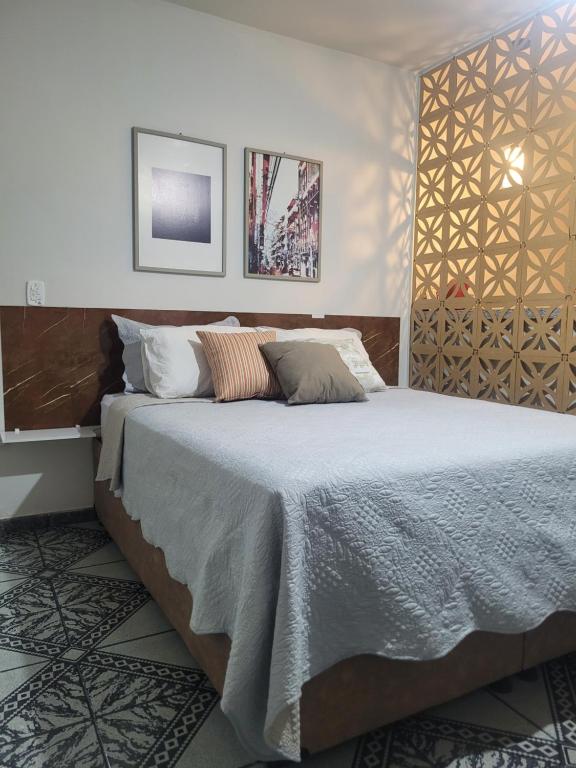 ein Schlafzimmer mit einem großen Bett in einem Zimmer in der Unterkunft Apartamento a uma quadra do mar - Bairro Itapuã in Vila Velha