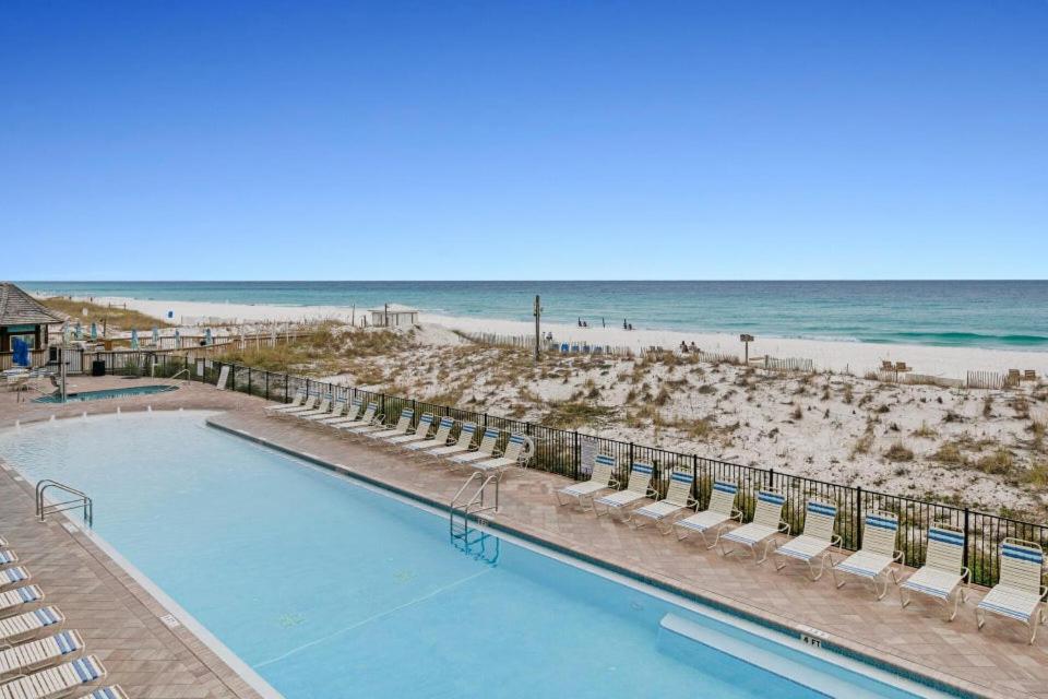 Blick auf den Pool und den Strand in der Unterkunft Pelican&#39;s Landing in Destin