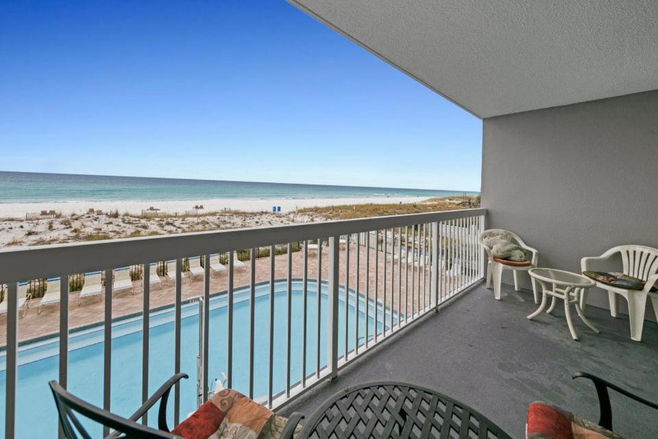 einen Balkon mit Pool- und Strandblick in der Unterkunft Pelican&#39;s Landing in Destin