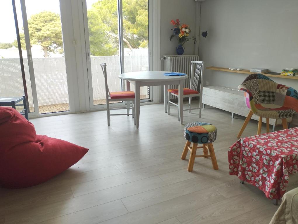 un salon avec une table et des chaises dans l'établissement Appartement avec vue près des plages, à Sète