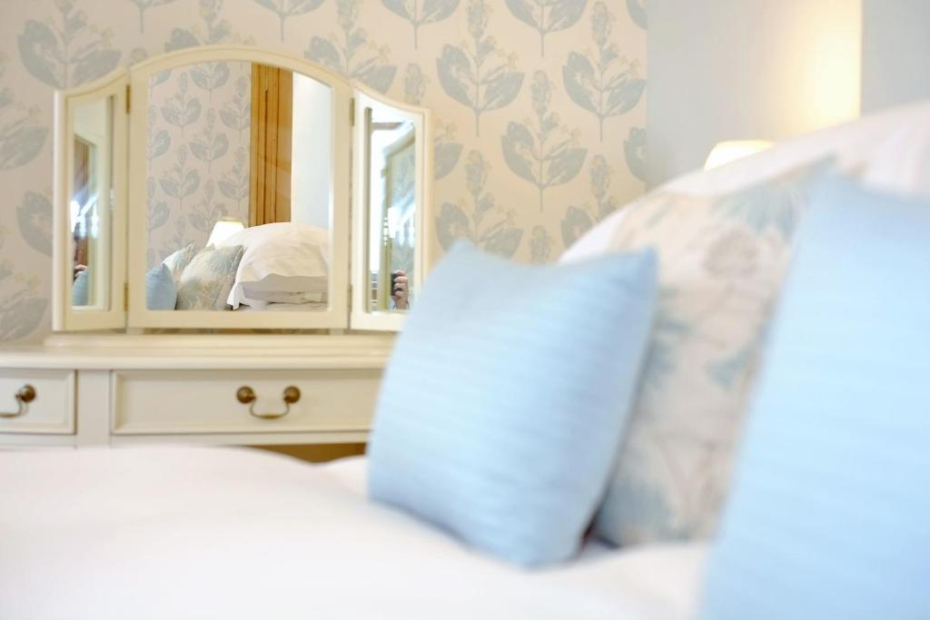 Aberdeen Lighthouse Cottages - coastal, dolphins - 