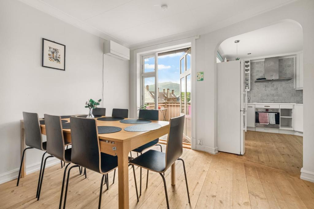 een eetkamer met een tafel en stoelen bij Charming apartment with stunning views! in Bergen