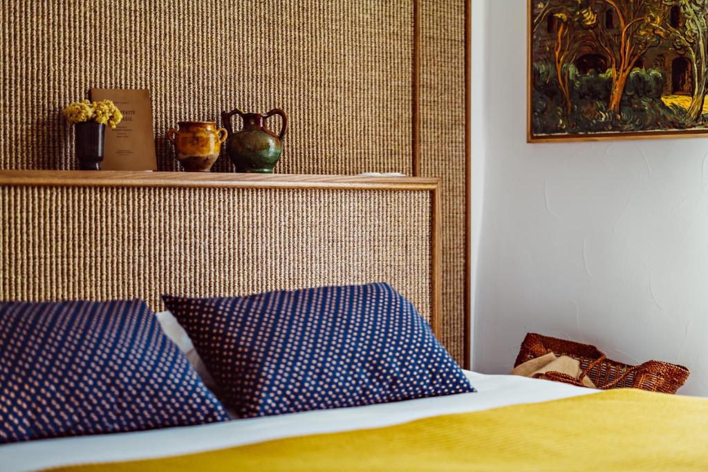 Postel nebo postele na pokoji v ubytování Le Moulin, Lourmarin, a Beaumier Hotel