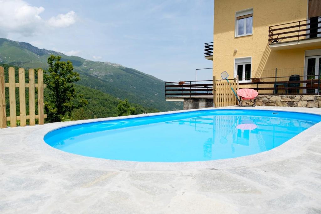 Bazén v ubytování Albergo ristorante Payarin nebo v jeho okolí