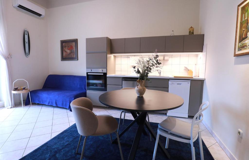 Posteľ alebo postele v izbe v ubytovaní Lovely apartments Marmont with balconies in the heart of Split