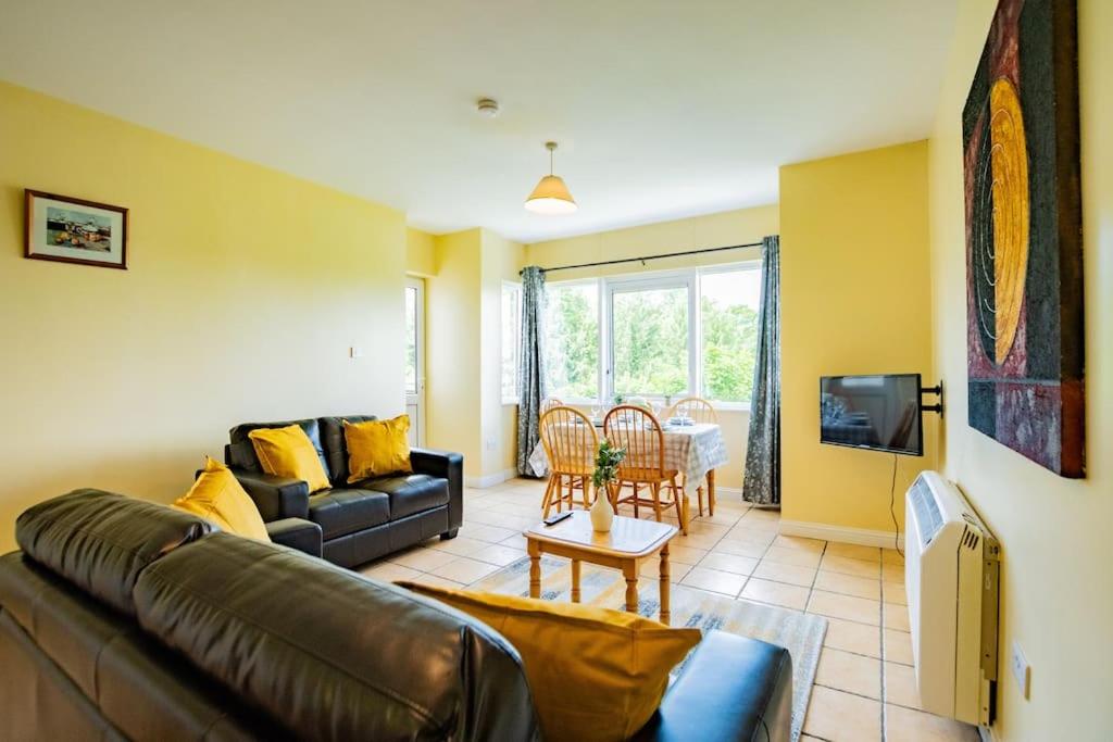 Afbeelding uit fotogalerij van 54 - Large Three Bed Apt with Parking in Galway