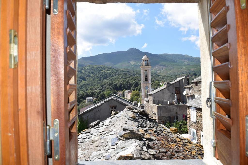 Uma vista da montanha tirada da casa de temporada 