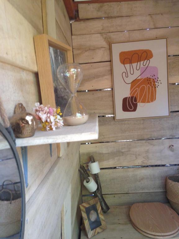 Una pared de madera con una imagen de una langosta en un estante. en La Cabane, en Prailles