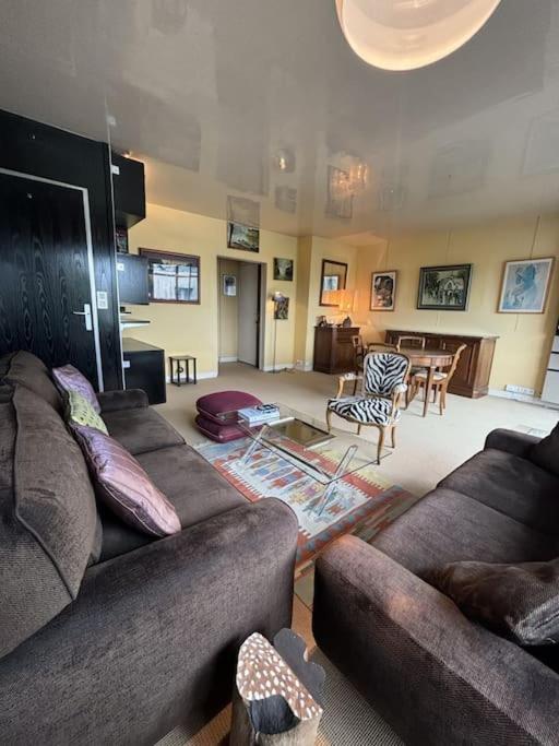 un salon avec un canapé et une table dans l'établissement Cosy apt Père Lachaise-Parking privé, à Paris