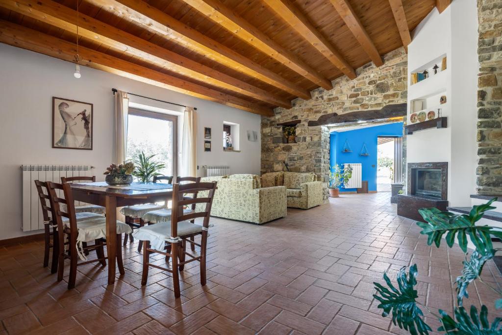 un grand salon avec une table et des chaises dans l'établissement Villa Granci con Piscina by Wonderful Italy, à Polizzi Generosa