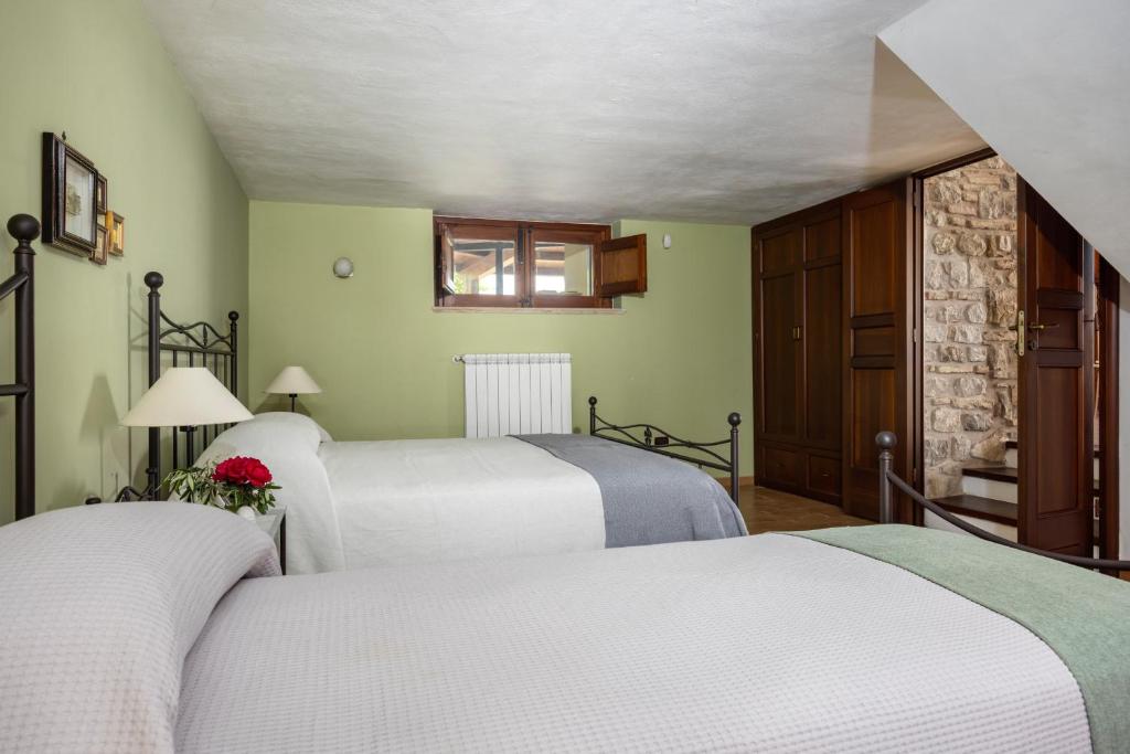 une chambre avec deux lits et une fenêtre dans l'établissement Villa Granci con Piscina by Wonderful Italy, à Polizzi Generosa