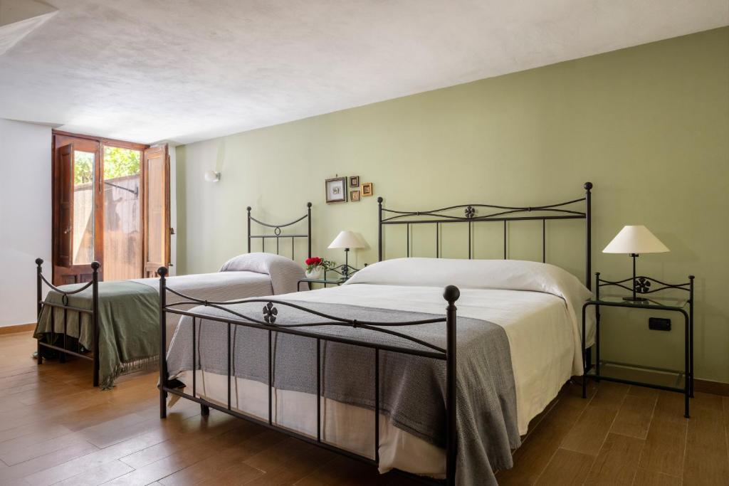 - 2 lits dans une chambre aux murs verts dans l'établissement Villa Granci con Piscina by Wonderful Italy, à Polizzi Generosa