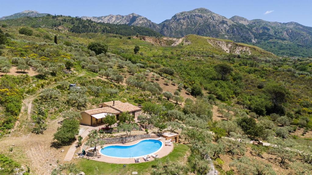 vue aérienne d'une maison avec piscine dans l'établissement Villa Granci con Piscina by Wonderful Italy, à Polizzi Generosa