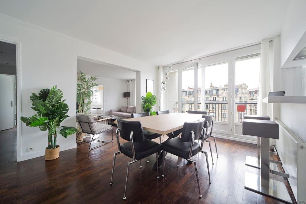 une salle à manger avec une table et des chaises dans l'établissement Eiffel, à Paris