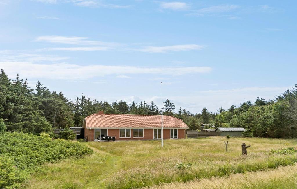 une maison au milieu d'un champ dans l'établissement 4 Bedroom Beach Front Home In Thyholm, à Thyholm