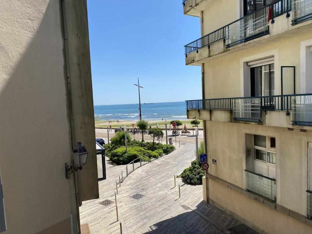 Cet appartement dispose d'un balcon avec vue sur la plage. dans l'établissement Appartement renove apercu mer remblai, à Les Sables-dʼOlonne