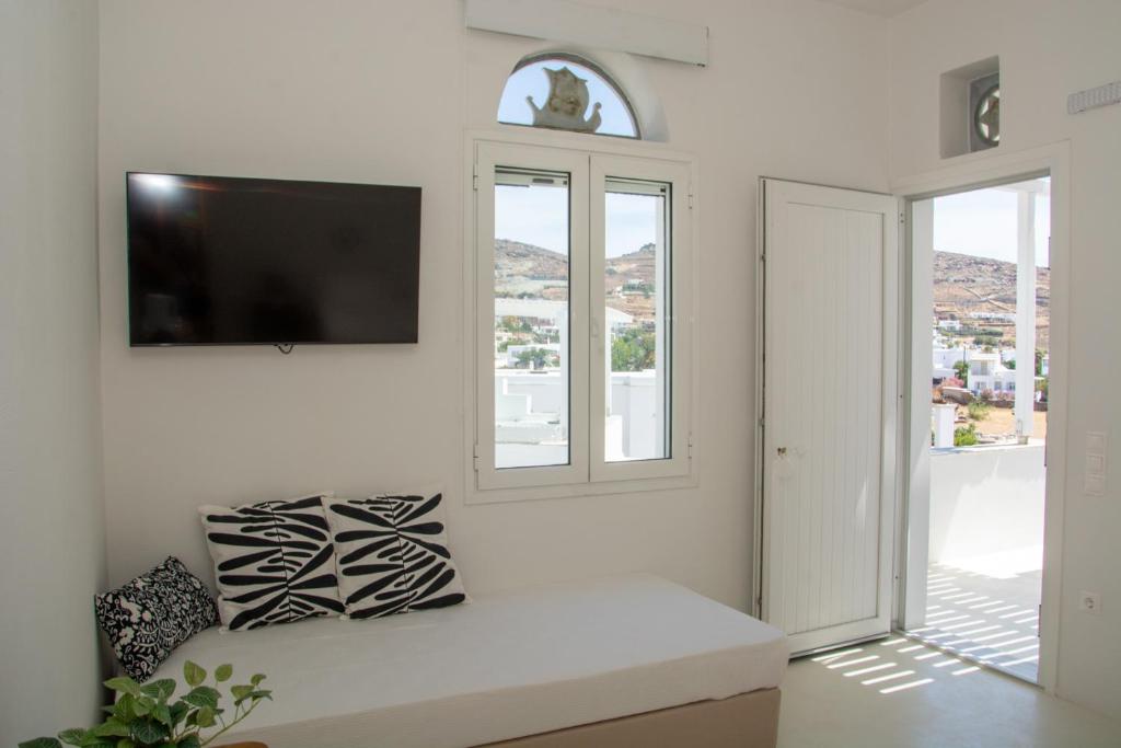 TV a/nebo společenská místnost v ubytování ALASI Tinos Jacuzzi Hotel