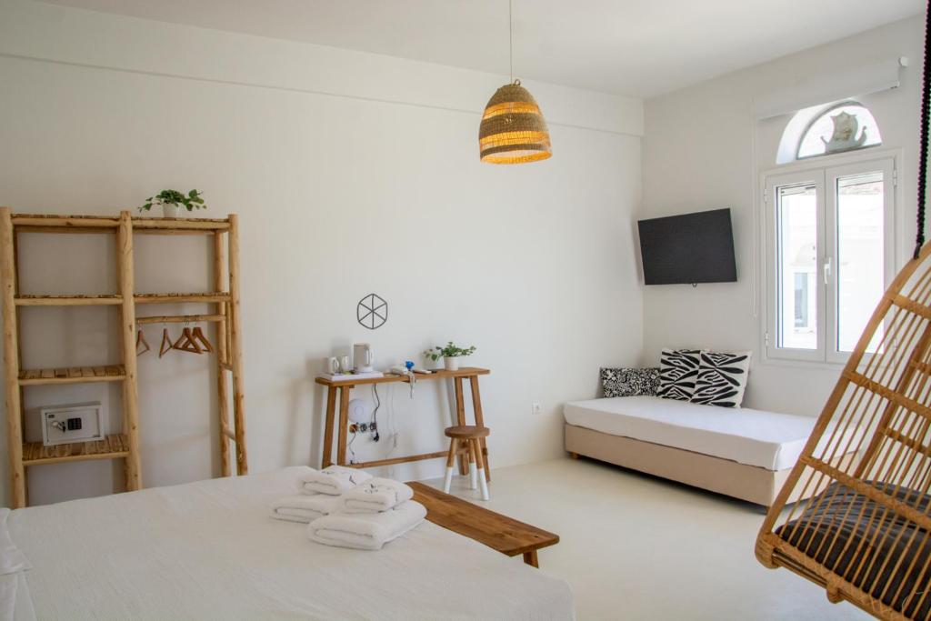 Postel nebo postele na pokoji v ubytování ALASI Tinos Jacuzzi Hotel