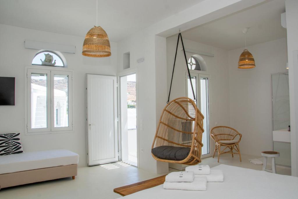 Postel nebo postele na pokoji v ubytování ALASI Tinos Jacuzzi Hotel