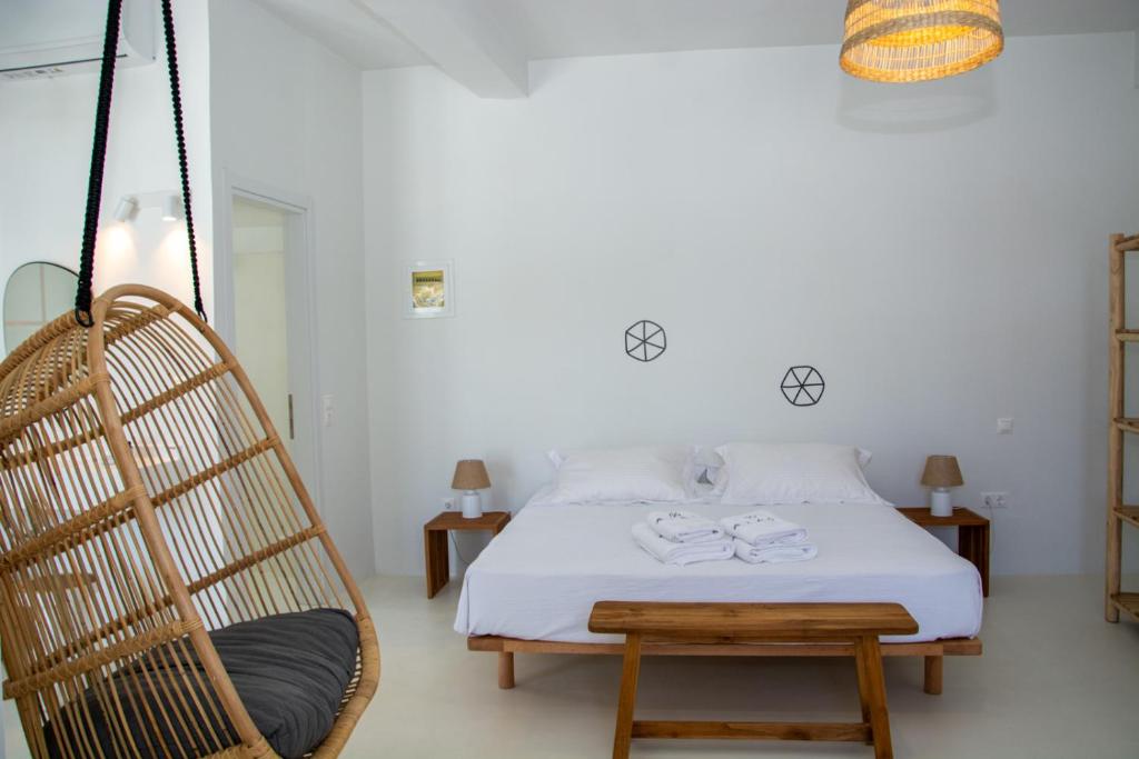 Postel nebo postele na pokoji v ubytování ALASI Tinos Jacuzzi Hotel