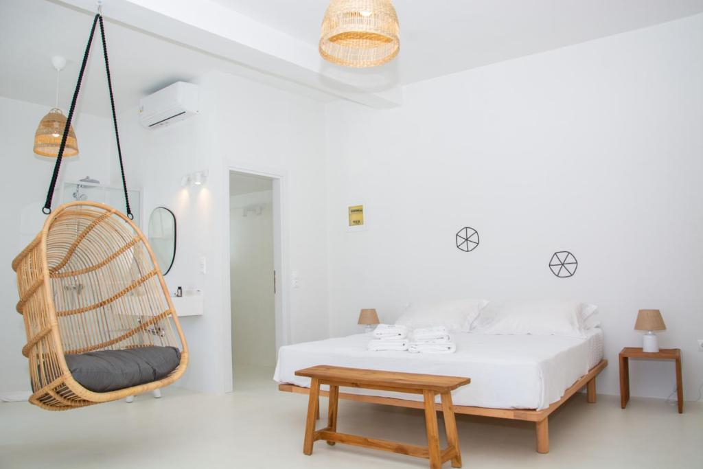 Postel nebo postele na pokoji v ubytování ALASI Tinos Jacuzzi Hotel