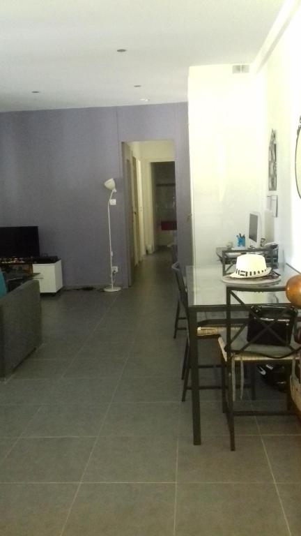 une salle à manger avec une table et des chaises dans l'établissement Appartement entre le velodrome et les plages!!!, à Marseille