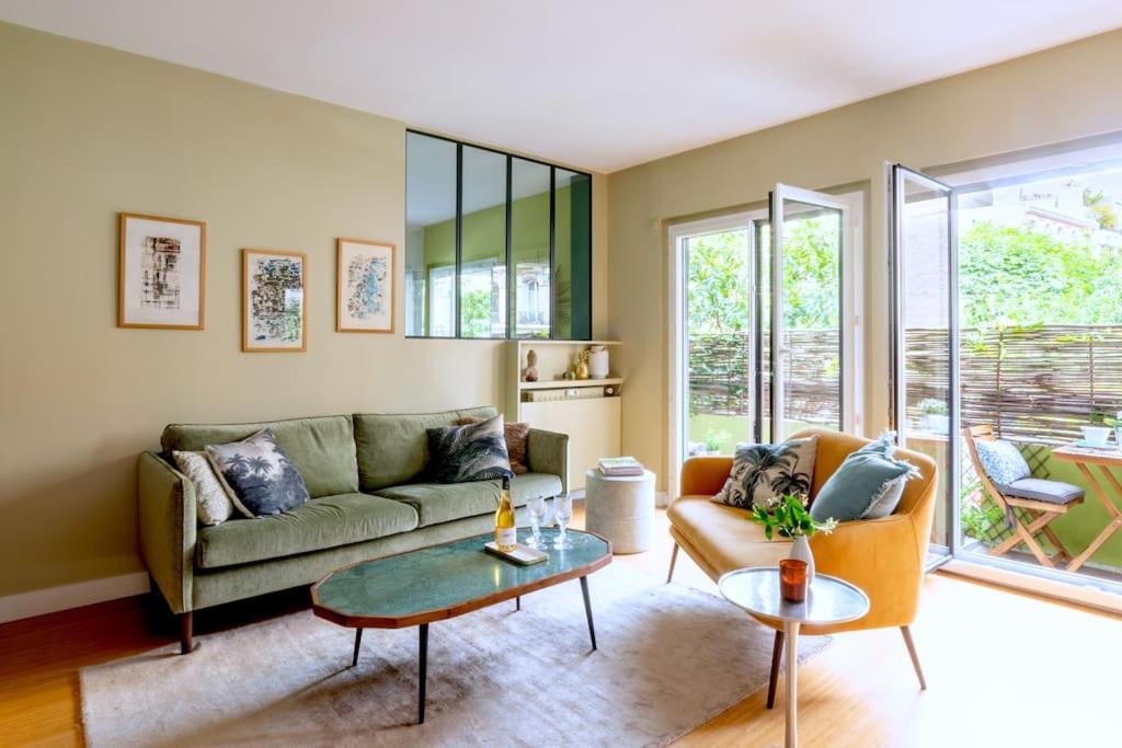 un salon avec un canapé et une table dans l'établissement Paris Boulogne Parc des Princes Roland Garros Terrasse, à Boulogne-Billancourt