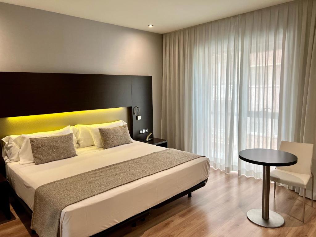 A bed or beds in a room at Turia Granada