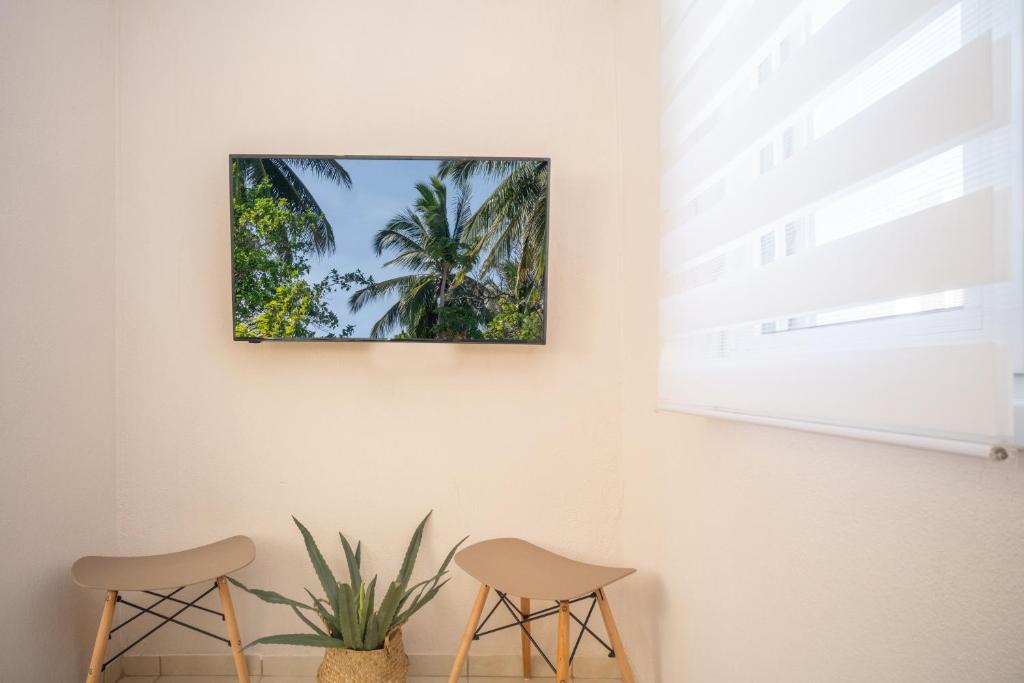 TV a/nebo společenská místnost v ubytování Cozy Home
