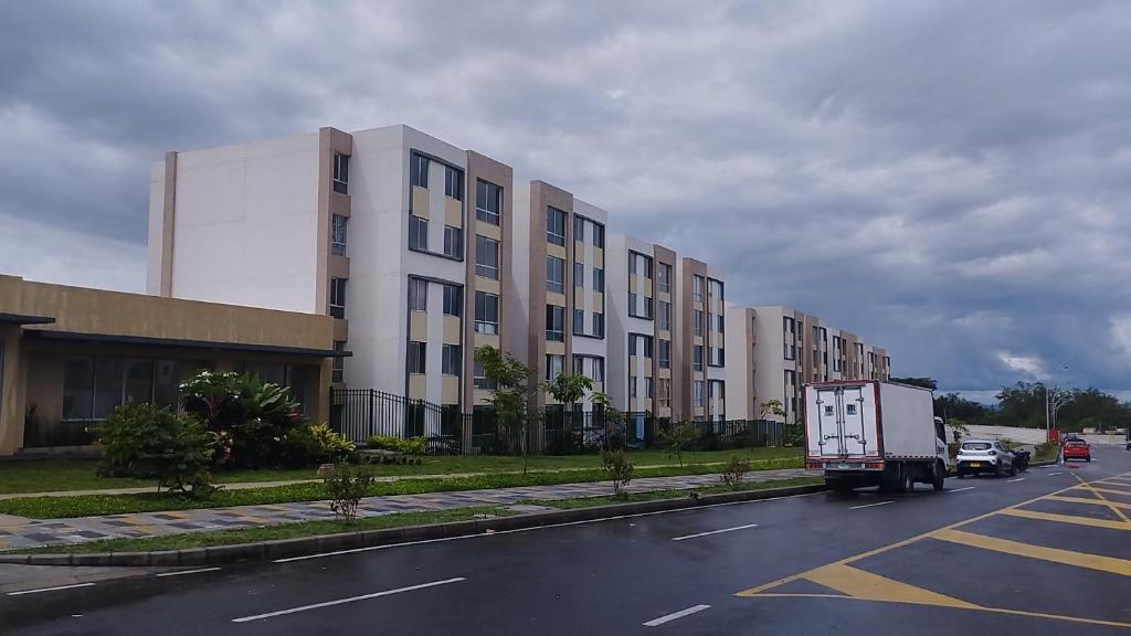 a white truck parked in front of a building at Apartamento Ibagué in Ibagué