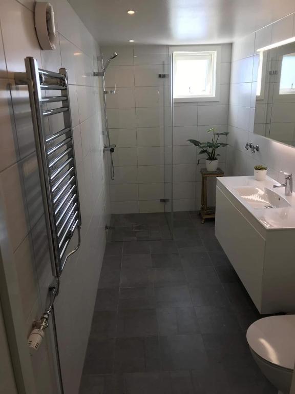 Koupelna v ubytování Sommarlägenhet nära Smögenbryggan
