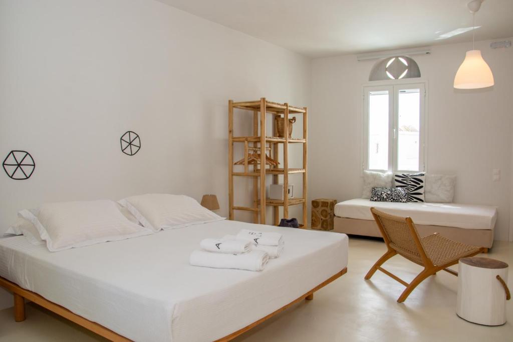 Postel nebo postele na pokoji v ubytování ALASI Tinos Jacuzzi Hotel