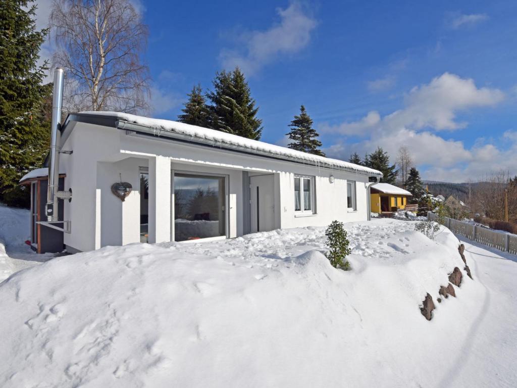 una casa en la nieve con un montón de nieve en Holiday Home Anna by Interhome, en Heidersbach