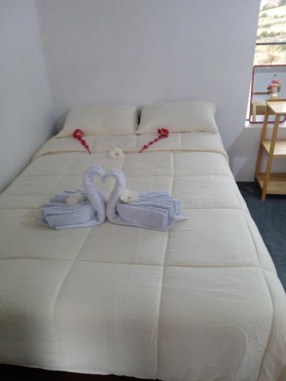Postel nebo postele na pokoji v ubytování kaypi rosas wasi Amantani