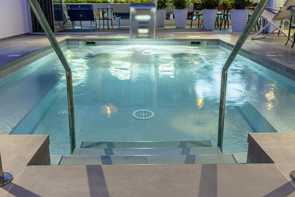 Bazén v ubytování Hotel Niagara nebo v jeho okolí