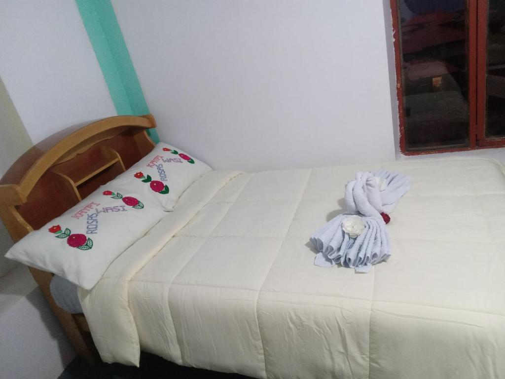 Postel nebo postele na pokoji v ubytování kaypi rosas wasi Amantani