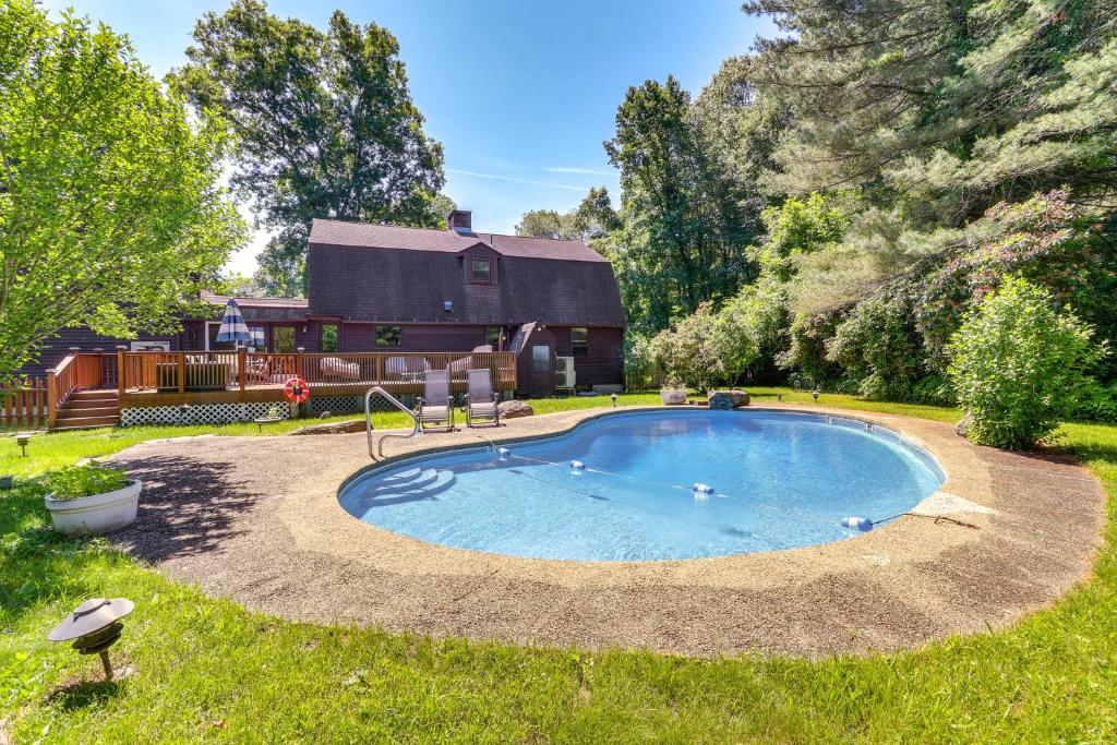 La alberca dentro o cerca de Spacious East Haddam Retreat with Private Pool!