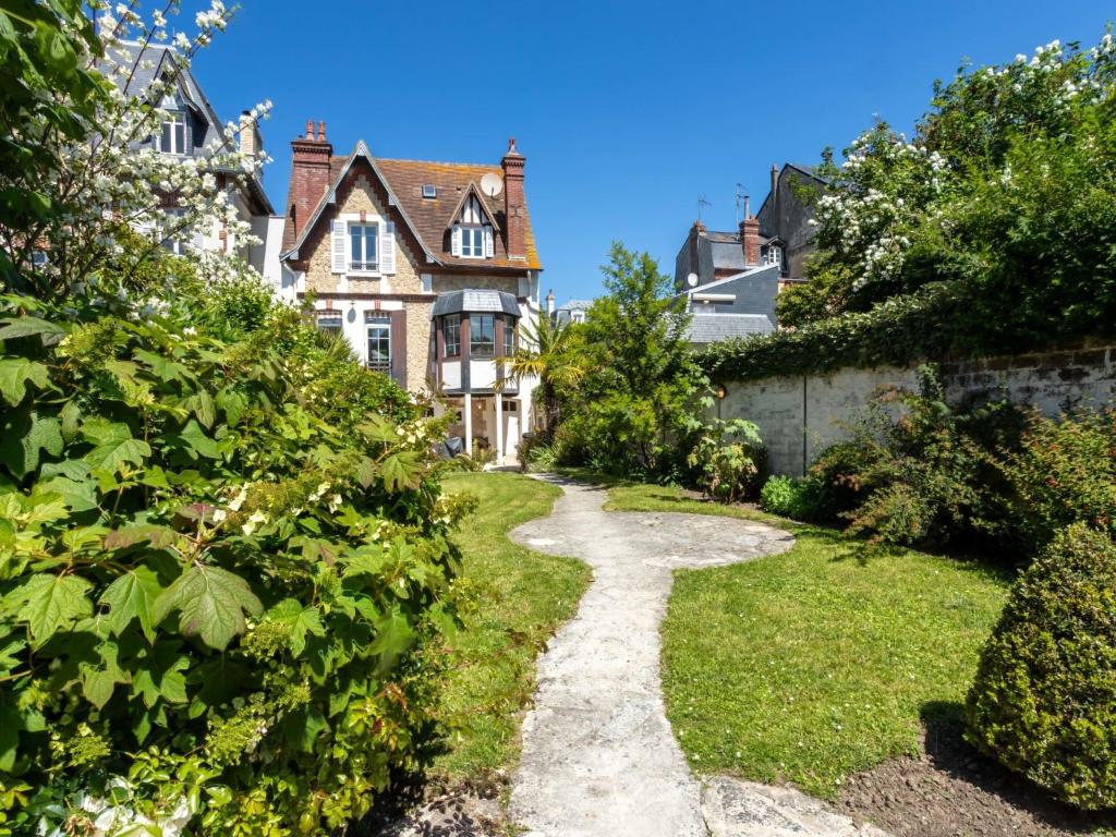 a garden with a pathway leading to a house at Holiday Home Villa Deauville by Interhome in Deauville