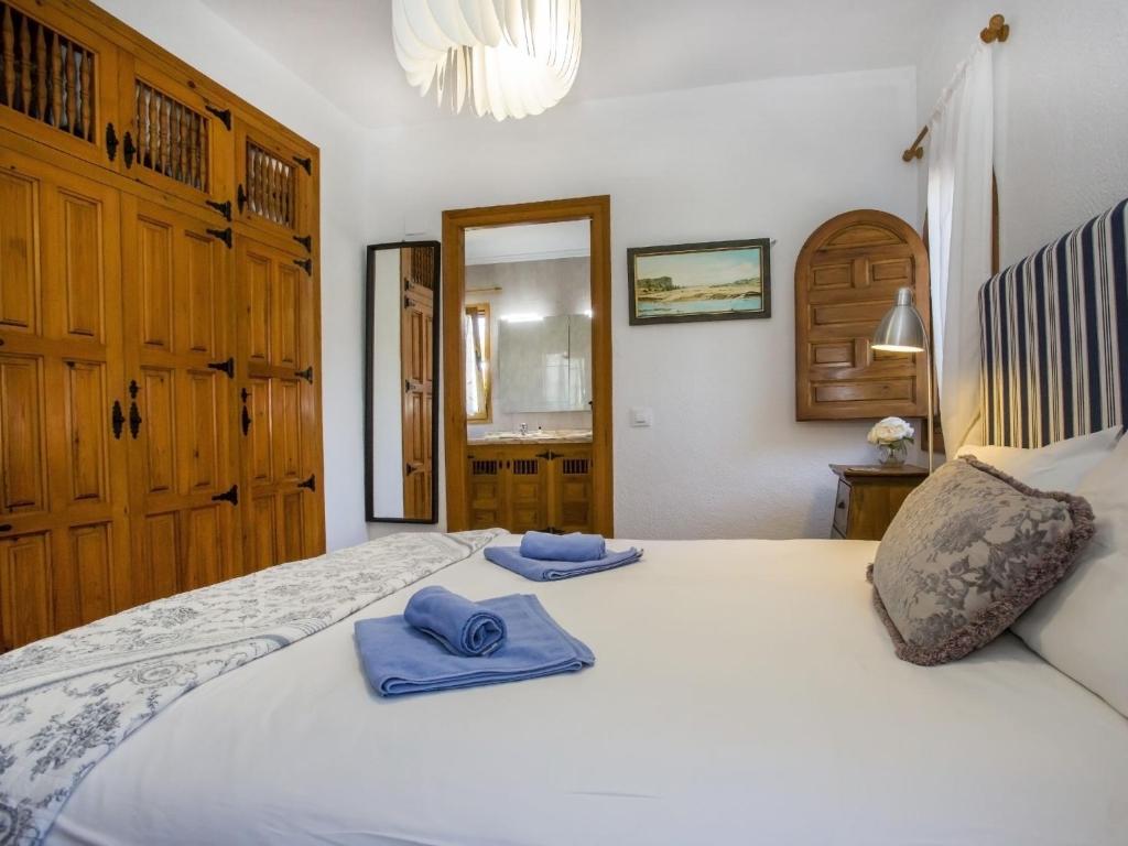 Postel nebo postele na pokoji v ubytování Holiday Home Mirlo Canta by Interhome